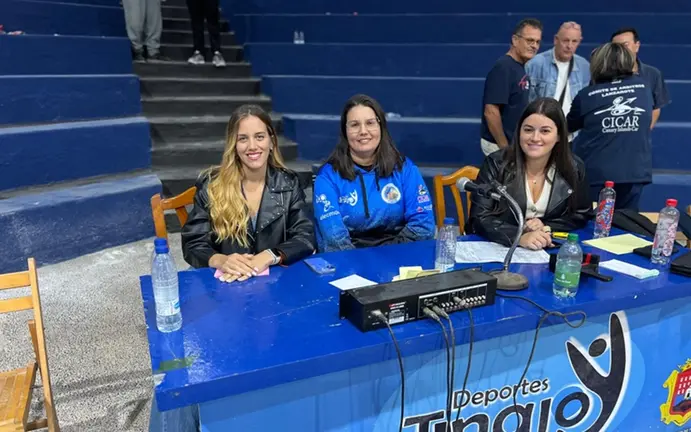 Imagen de las representantes de la mesa de la luchada, personas también muy importantes para el desarrollo de este deporte y que pocas veces son reconocidas.