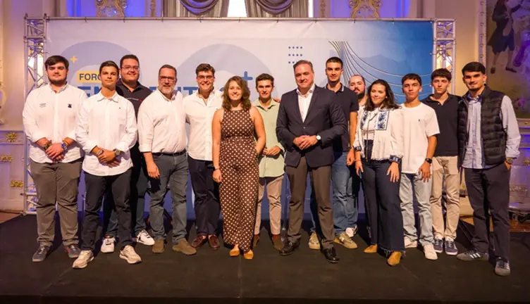 Imágenes de los representantes de los jóvenes del PP tras el encuentro.