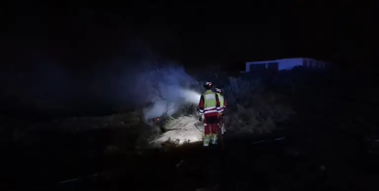 Momento en el que los bomberos extinguieron el fuego.