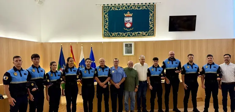 José Juan Cruz y Nicolás Saavedra junto a los nuevos agentes.