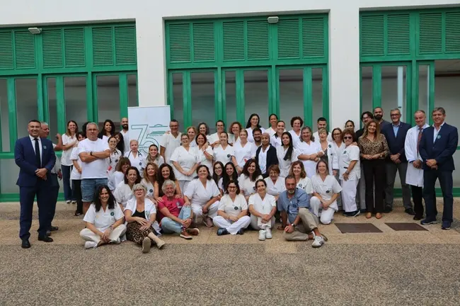 Sanitarios y representantes p&uacute;blicos en la celebraci&oacute;n del 75 aniversario del Hospital Insular.