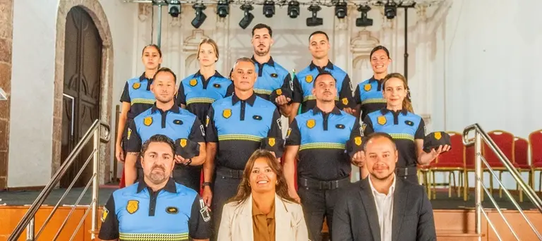 Olivia Duque y Ginés González junto a los nuevos agentes de Teguise.