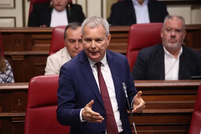 Sebastián Franquis en el Parlamento de Canarias.