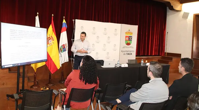 Imagen del encuentro mantenido por Noda con los promotores.