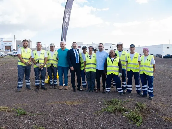 Oswaldo Betancort, Echedey Eugenio y Jacobo Lemes junto a los participantes del plan de empleo.
