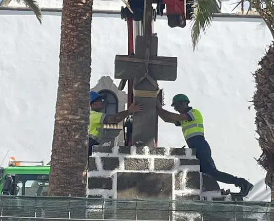 Momento en el que los operarios de la empresa colocan la cruz en el mismo lugar en el que estaba cuando se iniciaron las obras.