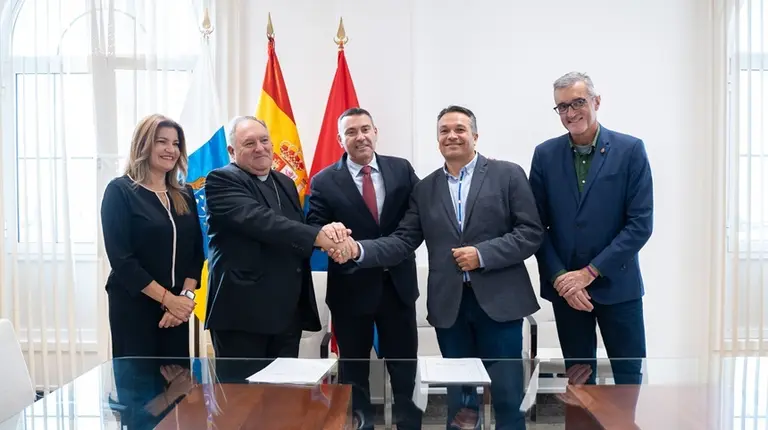 Imagen de la firma del acuerdo para iniciar las obras.