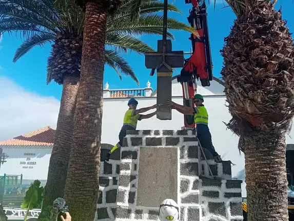 Momento en el que se colocó la cruz este lunes.