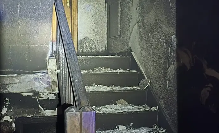 Estado de las escaleras totalmente quemadas a causa de las llamas.