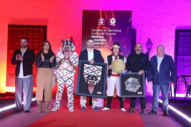Representantes del Rancho de Pascuas de Teguise y de los Diabletes recibiendo un homenaje.