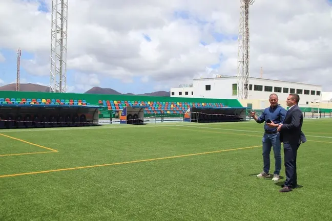 El alcalde y el concejal de Deportes en el campo de Yaiza
