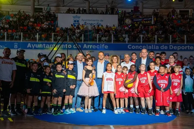 Echedey Eugenio, Yonathan de León y Eli Merino en el acto oficial de reapertura del  Palacio de Deportes Arrecife en Argana Alta (1)