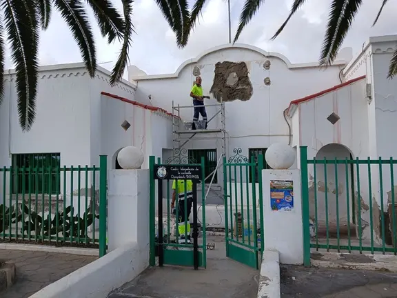 Operarios de Haría realizando la retirada del símbolo franquista del CEIP Las Mercedes.