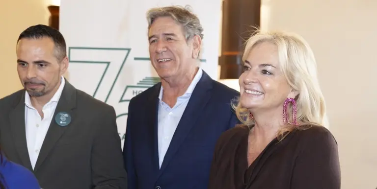 El director del Servicio Canario de Salud, el nuevo director del Área de Salud de Lanzarote y la consejera de Sanidad del Gobierno de Canarias durante la presentación del acto.