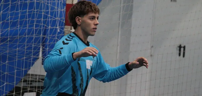 Imagen del portero en uno de los lances del encuentro.