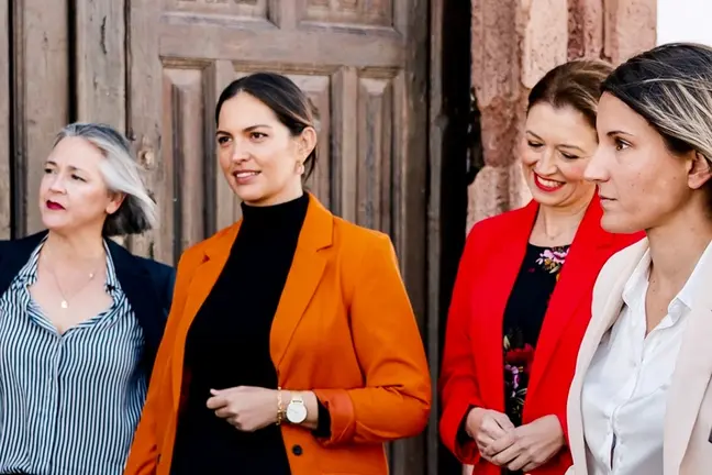 Judit Fontes (centro) junto con concejalas socialistas en Teguise 