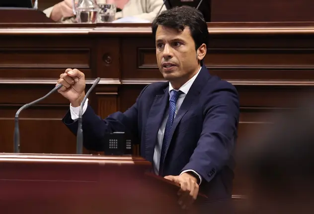 Marcos Bergaz (PSOE) en el parlamento canario.