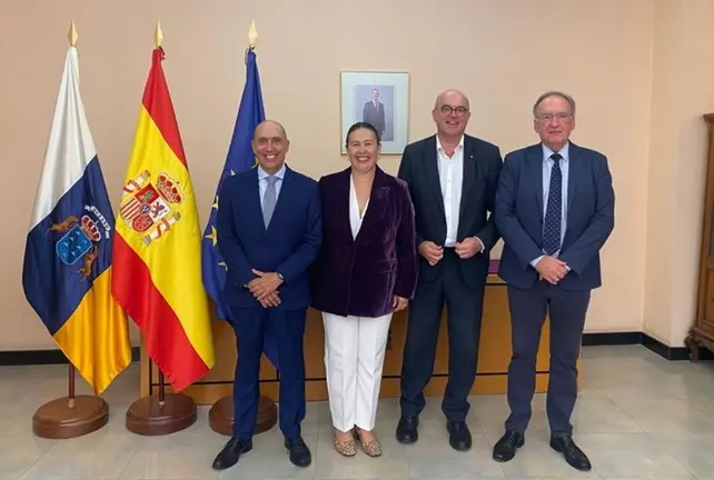 Olivia Cedrés en el centro de la imagen con sus tres compañeros de partido.