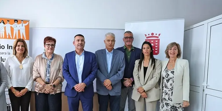 Oswaldo Betancort y Marci Acuña junto al resto de representantes públicos en la presentación del centro polivalente para la formación y la orientación.