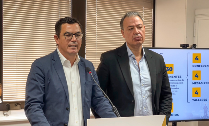 El consejero de Obras Públicas, Vivienda y Movilidad del Gobierno de Canarias, Pablo Rodríguez, y el director del Instituto Canario de la Vivienda (ICAVI), Antonio Ortega, en la rueda de prensa.