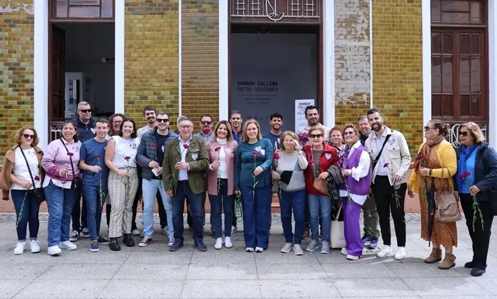Representantes del PP de Lanzarote con una flor con motivo del día contra la violencia de género.