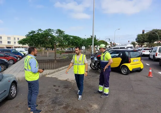 El alcalde de Arrecife, Yonathan de León, y el concejal de Movilidad, Mario González Altube, en la calle Dr. Juan Negrín.