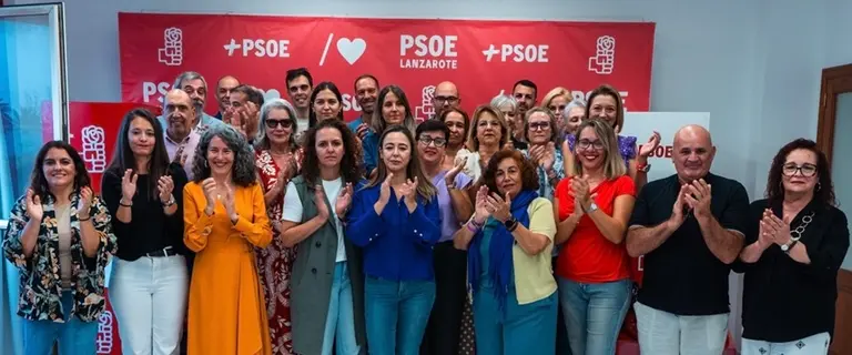 Asistentes al homenaje realizado por el PSOE a las víctimas de violencia de género en su sede.