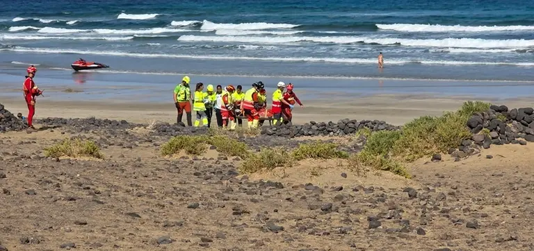 Personal del SUC, bomberos y Emerlan realizando el traslado del accidentado.