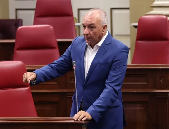 Luis Campos en el Parlamento de Canarias.