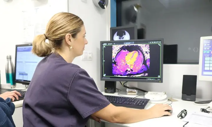 Imagen del equipo y de una de las profesionales que lo maneja.