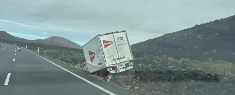 Camión fuera de la vía.