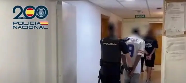 Imagen del vídeo que ha enviado la Policía Nacional con la entrada de los detenidos en la Comisaría. 