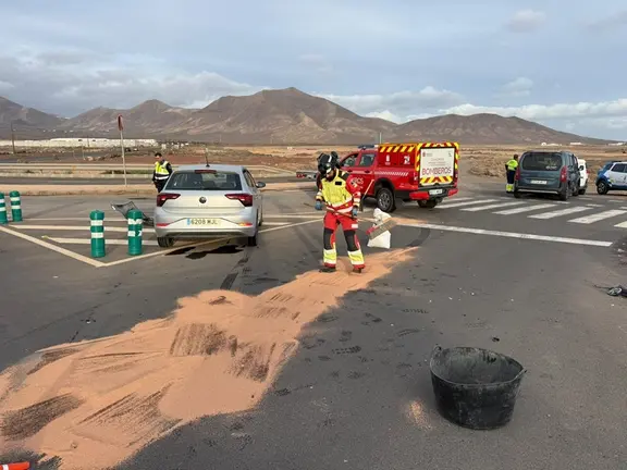Bomberos realizando las labores de limpieza en Playa Blanca.
