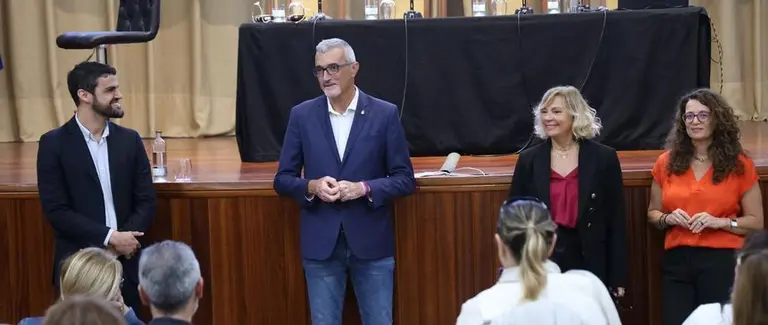 El consejero Marci Acuña dirigiéndose a la gente que acudió a la interesante jornada.