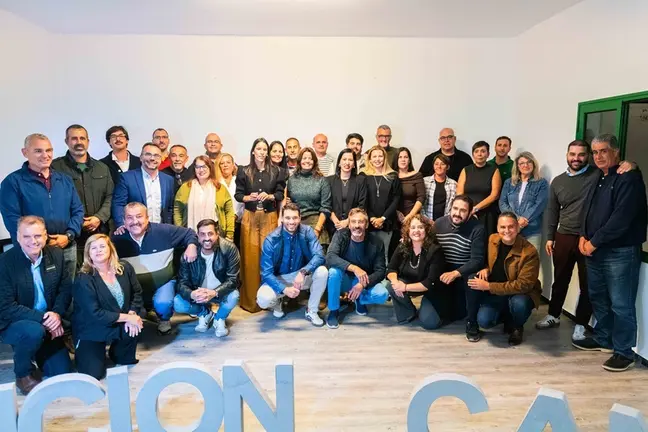 Aroa Revelo junto a sus compañeros de partido tras su elección como secretaria local.