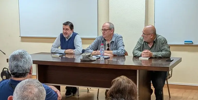 El autor de la obra, en el centro de la imagen, durante la exposición a los asistentes.