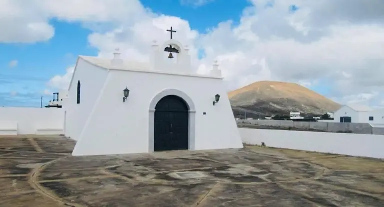 Plaza e iglesia de Masdache.