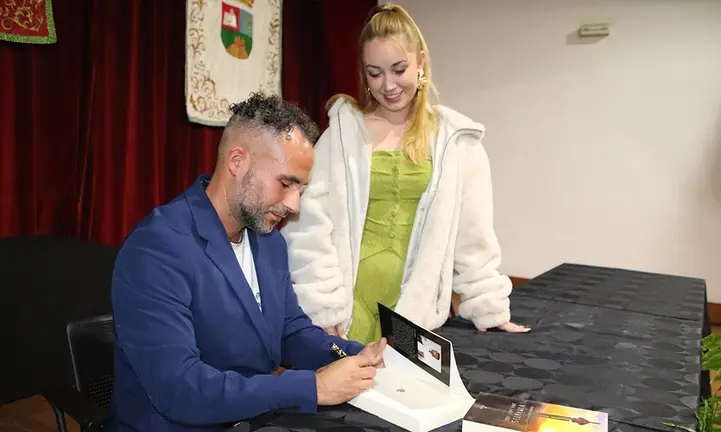 El autor firmando uno de los ejemplares.