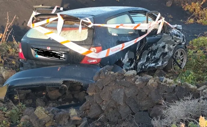 El vehículo quedó totalmente destrozado.