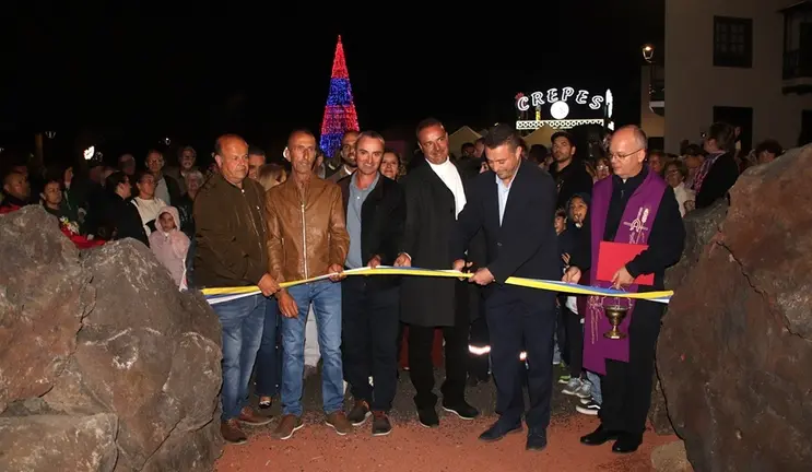 Momento de la inauguración del belén con los autores, el alcalde de Yaiza y el párroco cortando la cinta.