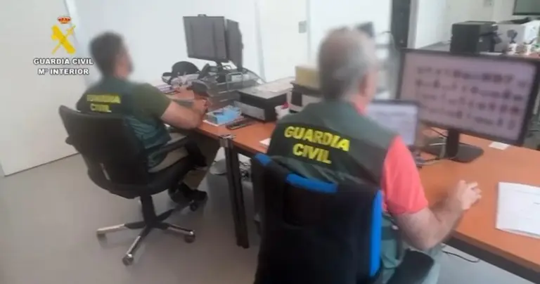 Imagen de los agentes que llevaron a cabo parte de la investigación.