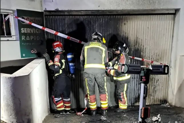 Imagen de los bomberos durante su peligrosa actuación.