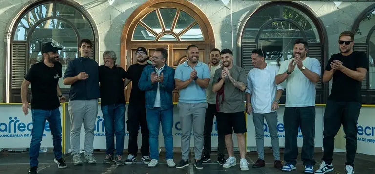 El alcalde y el primer teniente de alcalde de Arrecife con los participantes en el concurso gastronómico.