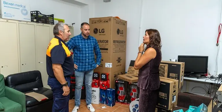 Olivia Duque y Ginés González junto al nuevo material Protección Civil Teguise.