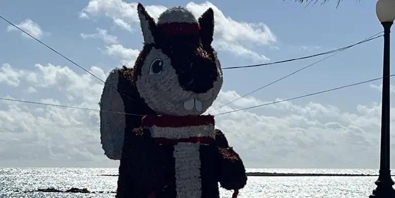 Imagen de una de las figuras navideñas de gran tamaño colocadas en Arrecife.