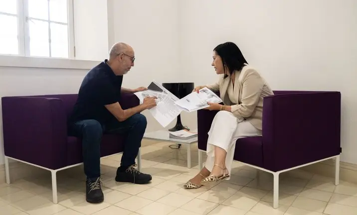 La concejal de Cultura analizando la situación de su departamento.