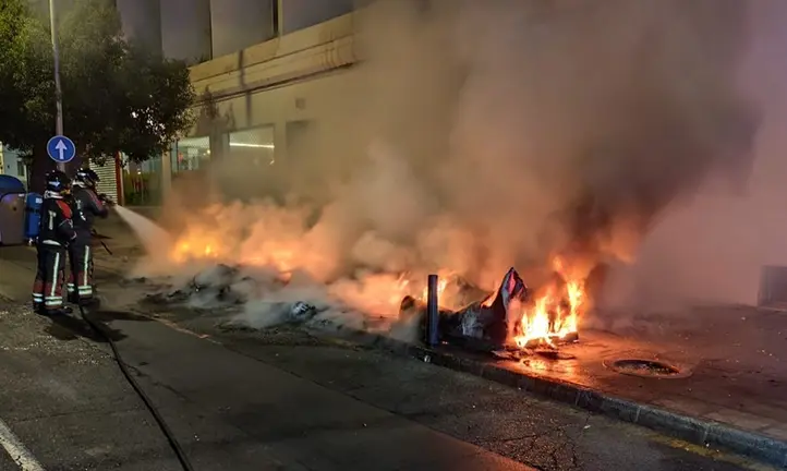 Bomberos del Consorcio de Seguridad y Emergencias sofocando las llamas.