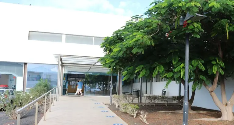 Imagen de la entrada al centro de salud de Tías.