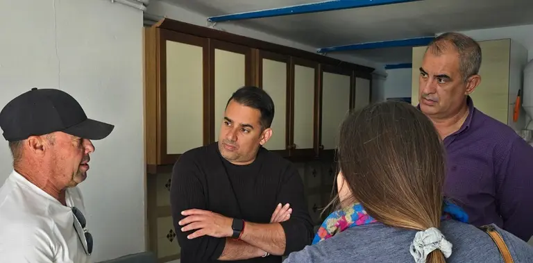 Yoné Caraballo y Luis Miguel Valiente esuchan atentos a Toño, propietario de la vivienda