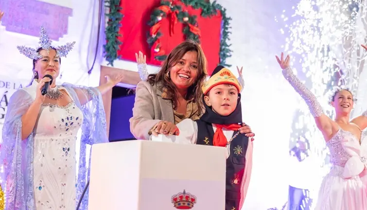 Olivia Duque realizando el tradicional encendido navideño.